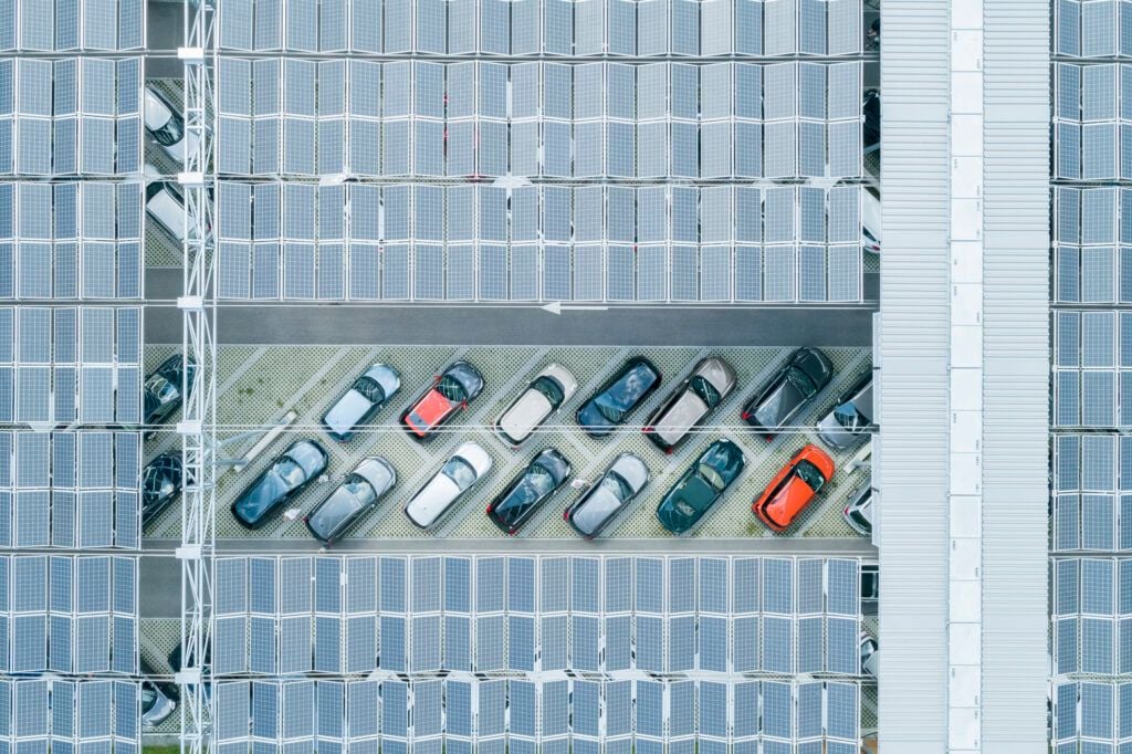Luftaufnahme eines Parkplatzes mit Solarüberdachung von dhp.