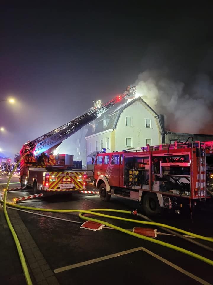 Nächtlicher Großeinsatz der Feuerwehr Wassenberg bei einem Gebäudebrand.