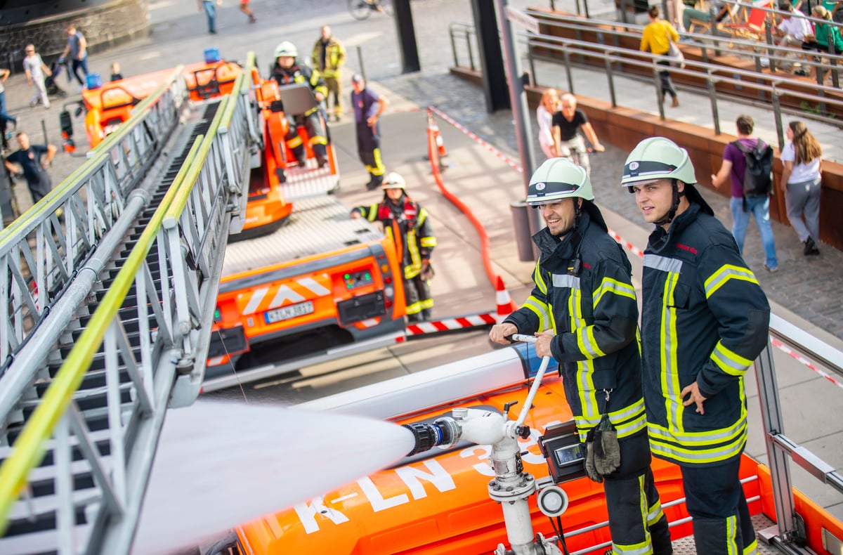 Einsatzkräfte der Feuerwehr Köln bei einer Übung auf der Drehleiter.