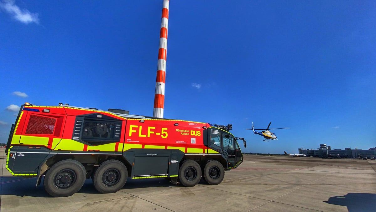 Flugfeldlöschfahrzeug der Flughafenfeuerwehr Düsseldorf auf dem Flughafengelände