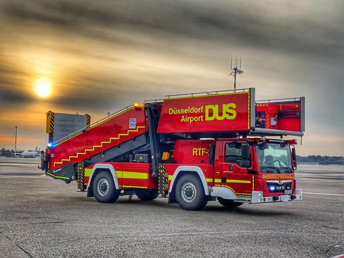 Rettungstreppenfahrzeug (RTF-1) der Flughafenfeuerwehr Düsseldorf