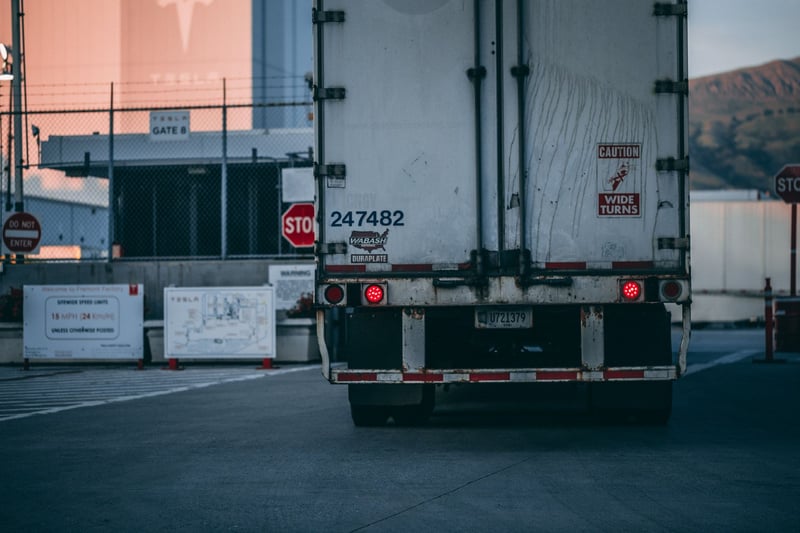 schutzkonzept-kritische-infrastrukturen-mit-groupalarm-umsetzen white-freight-truck-close-up-photography-2449454.jpg