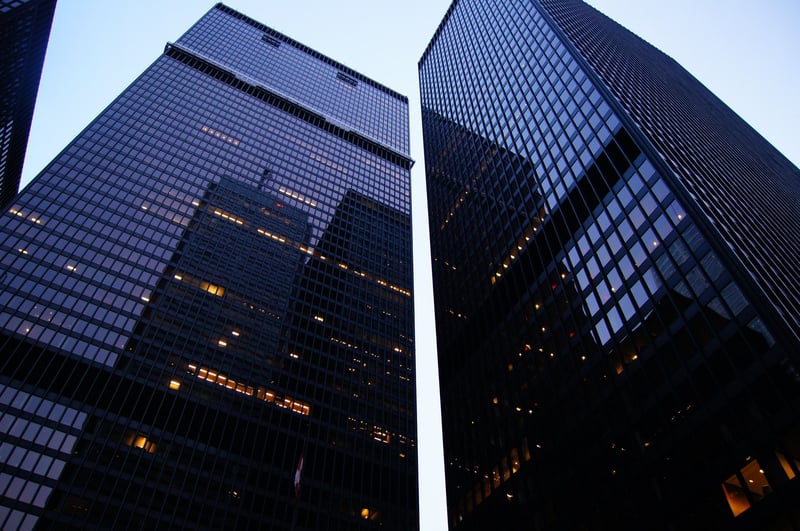 mitarbeiter-alarmieren worm-s-eye-view-architectural-photography-of-high-rise-233698.jpg